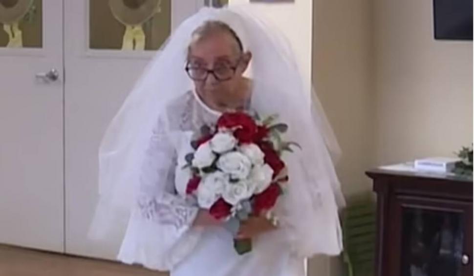O femeie de 77 de ani a decis să se mărite cu ea însăşi. "Mi-am dorit dintotdeauna. De ce nu?" 834883