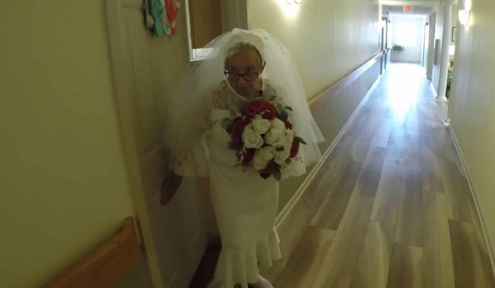O femeie de 77 de ani a decis să se mărite cu ea însăşi. "Mi-am dorit dintotdeauna. De ce nu?" 834885