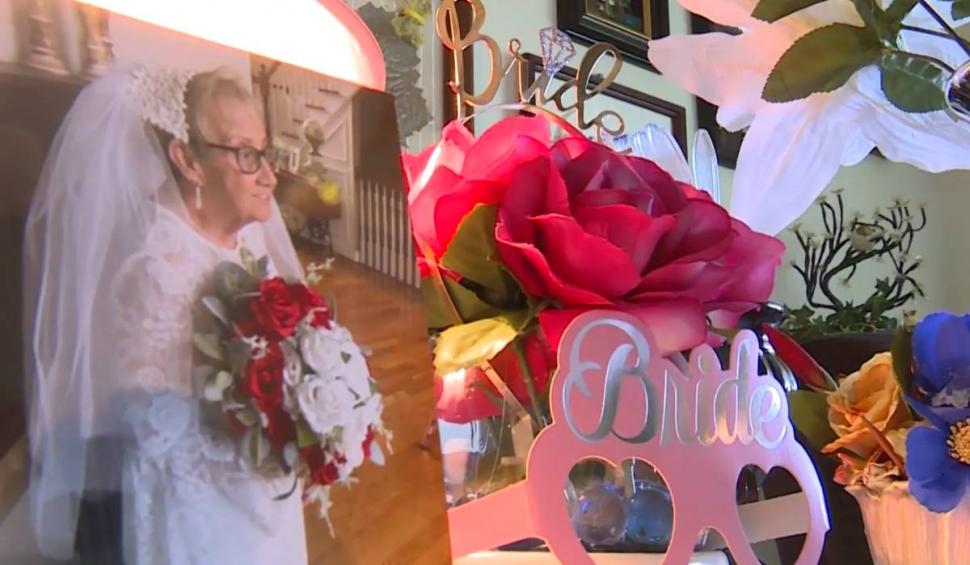 O femeie de 77 de ani a decis să se mărite cu ea însăşi. "Mi-am dorit dintotdeauna. De ce nu?" 834886