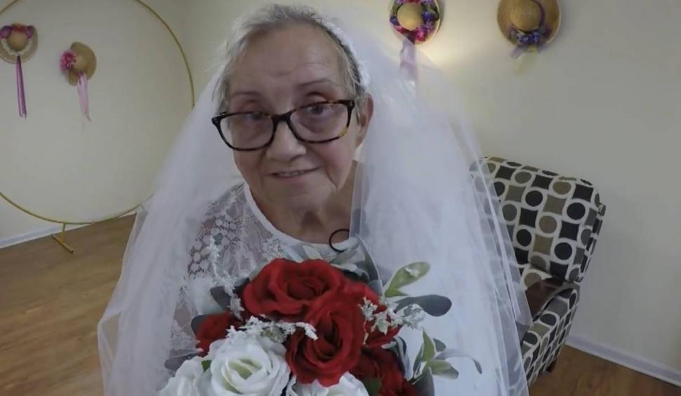 O femeie de 77 de ani a decis să se mărite cu ea însăşi. "Mi-am dorit dintotdeauna. De ce nu?" 834887