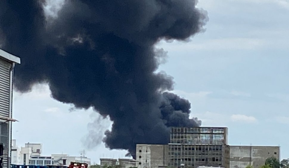Incendiu violent, cu mari degajări de fum, pe platforma Săvinești, județul Neamț. Unii martori vorbesc despre explozii