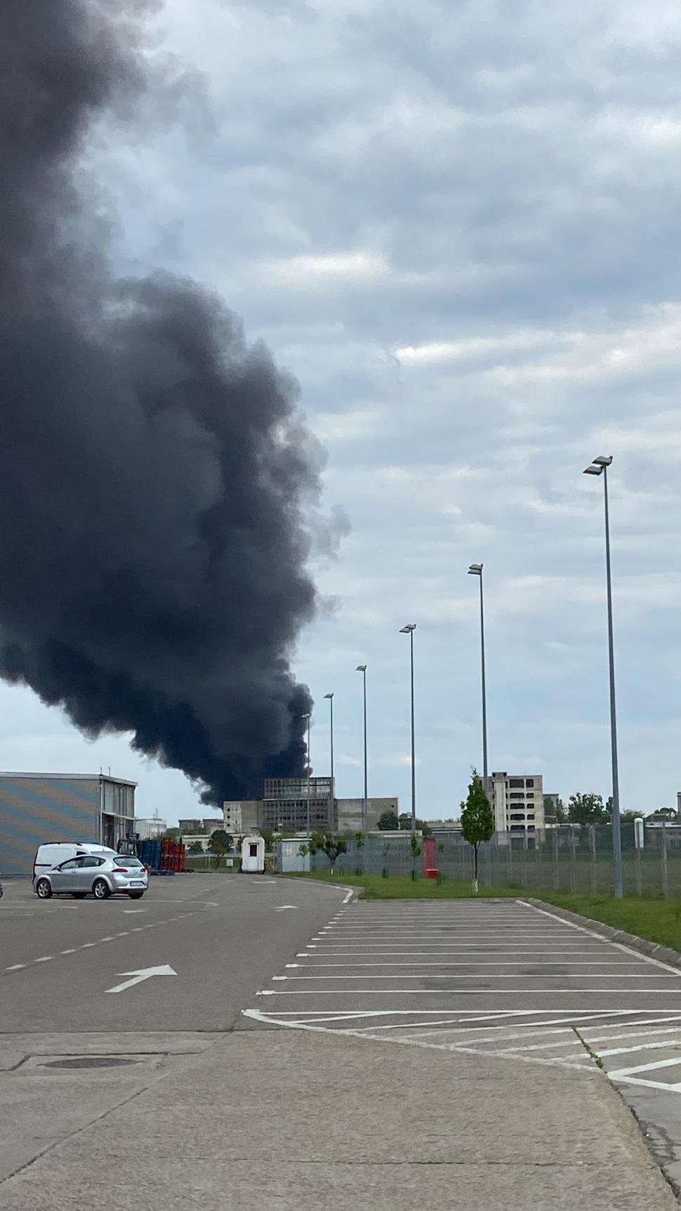 Incendiu violent, cu mari degajări de fum, pe platforma Săvinești, județul Neamț. Unii martori vorbesc despre explozii 834948