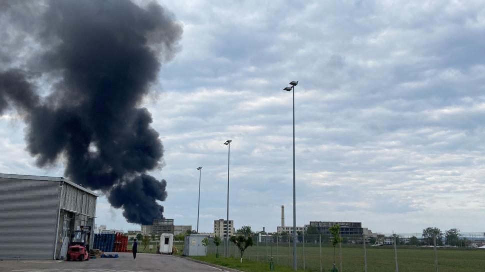 Incendiu violent, cu mari degajări de fum, pe platforma Săvinești, județul Neamț. Unii martori vorbesc despre explozii 834949