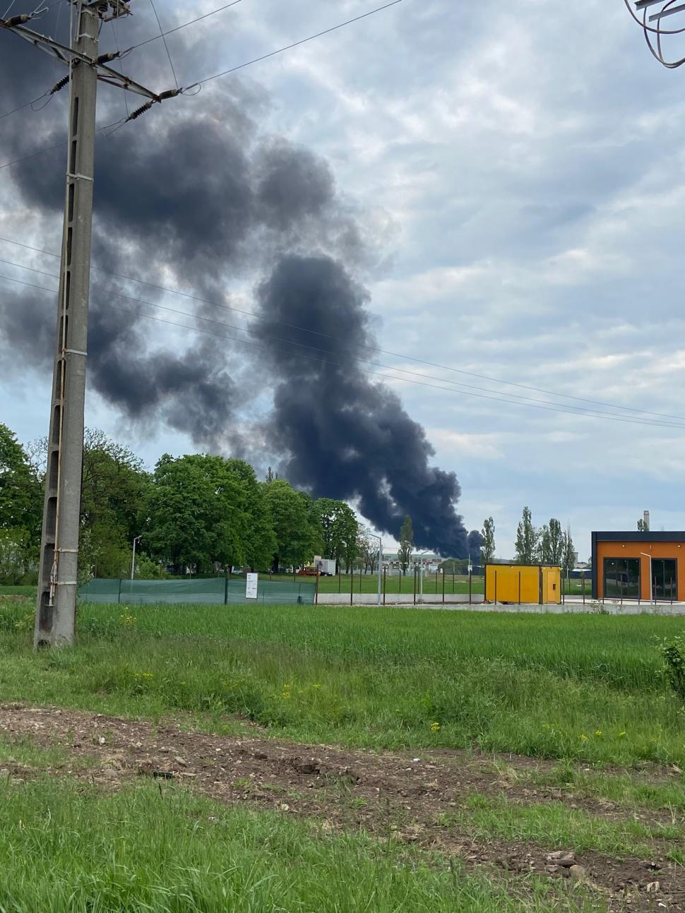 Incendiu violent, cu mari degajări de fum, pe platforma Săvinești, județul Neamț. Unii martori vorbesc despre explozii 834950