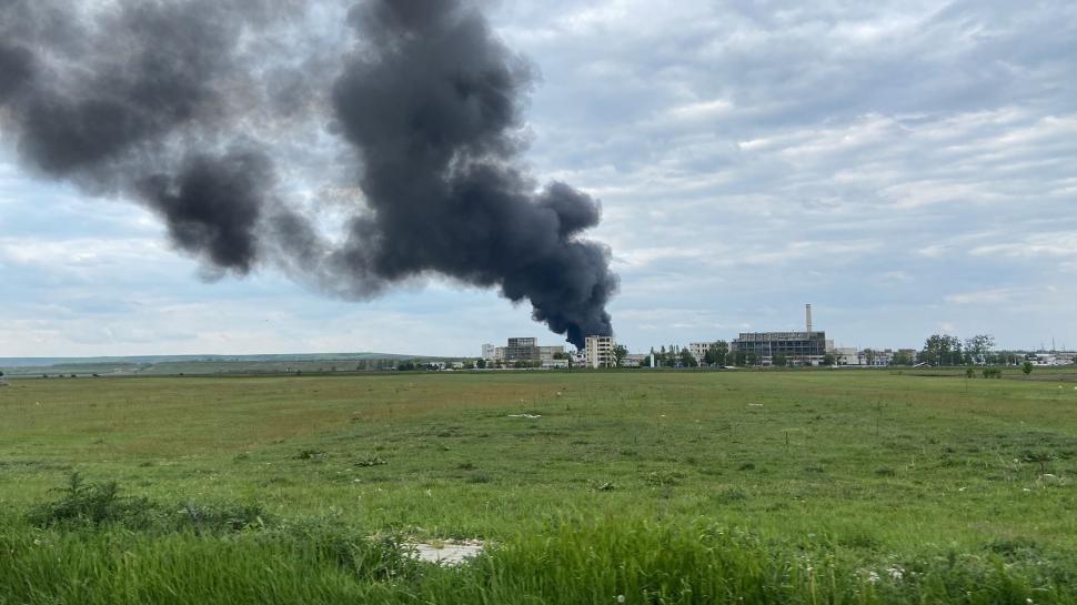 Incendiu violent, cu mari degajări de fum, pe platforma Săvinești, județul Neamț. Unii martori vorbesc despre explozii 834951