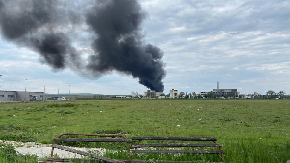 Incendiu violent, cu mari degajări de fum, pe platforma Săvinești, județul Neamț. Unii martori vorbesc despre explozii 834952