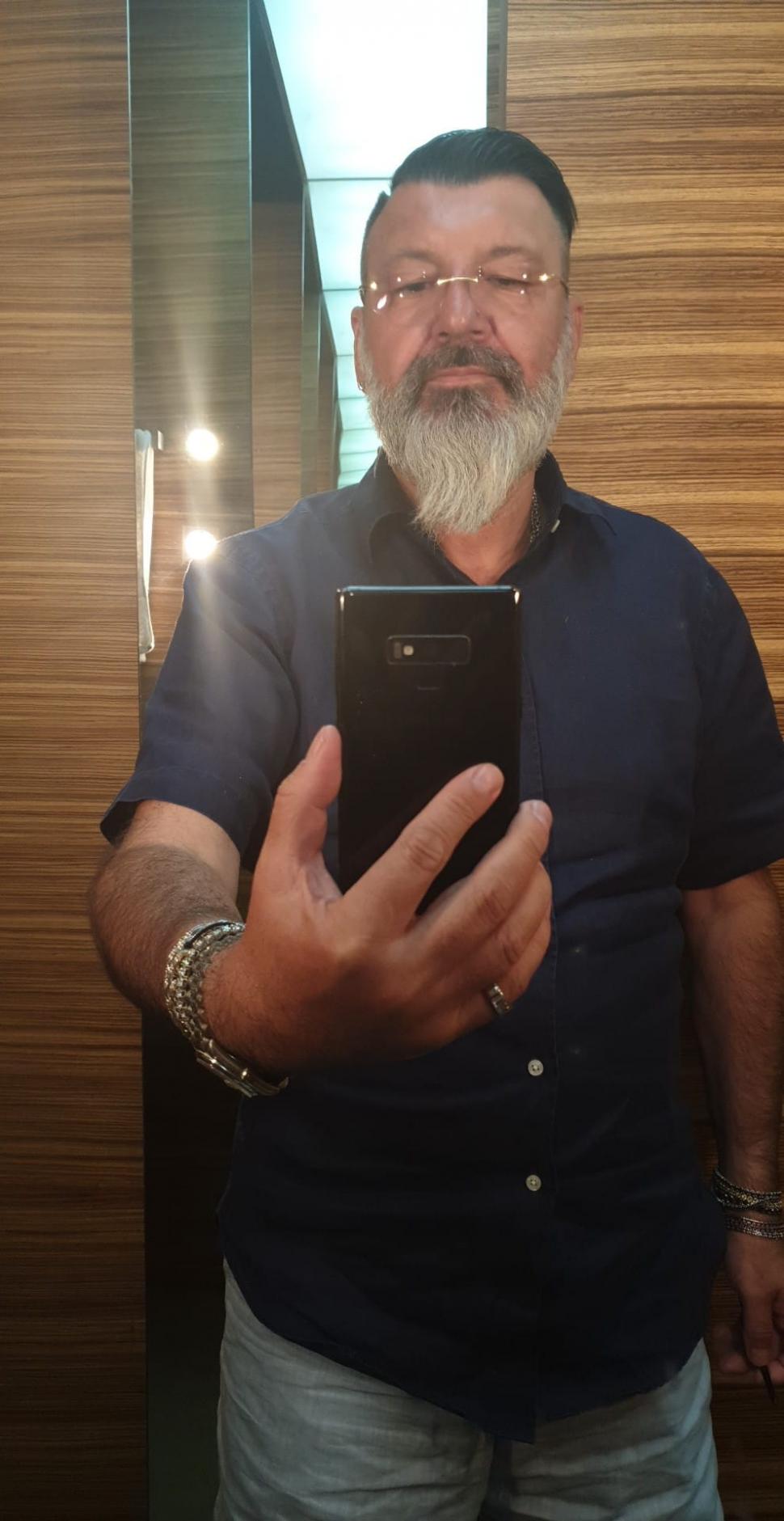 Milionarul român jefuit în Bucureşti dormea cu bijuterii şi un ceas de 300.000 de euro la mână, pe care le-a ascuns sub plapumă înainte să fie legat de hoţi 834879