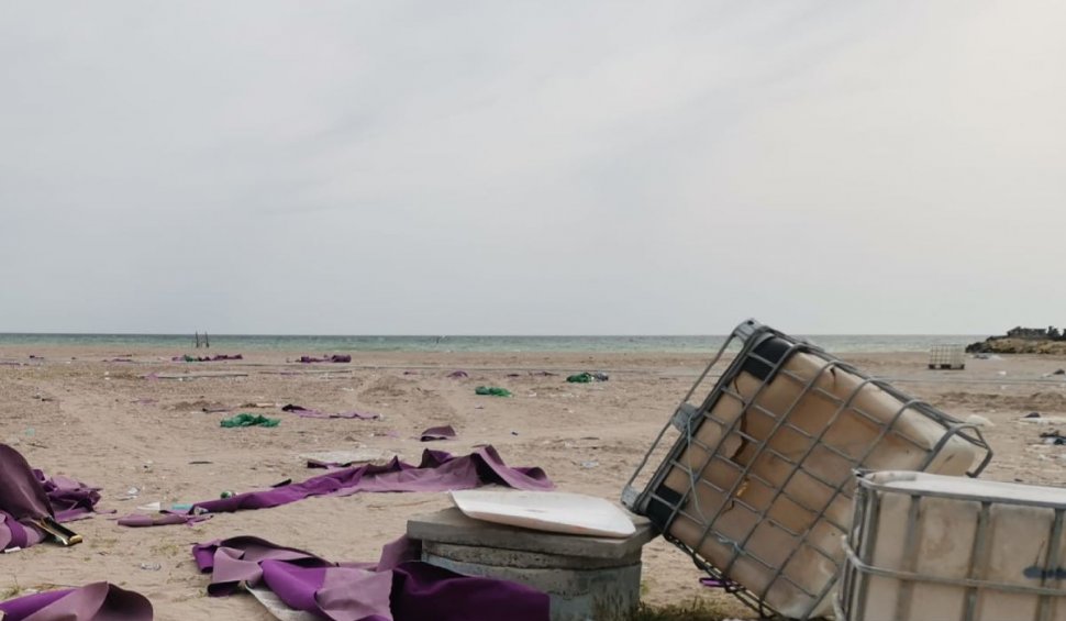 Mizerie de nedescris pe plaja din Costineşti la două săptămâni după festivalul la care au participat zeci de mii de tineri