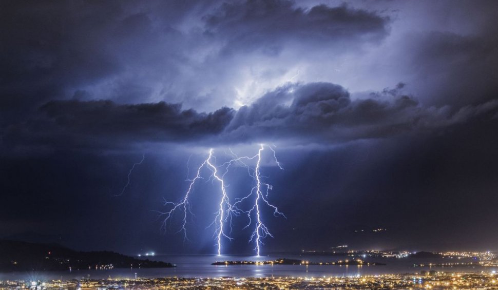 Avertizare meteo ANM de furtuni şi grindină în cinci judeţe. Lista localităţilor afectate de fenomenele meteo extreme