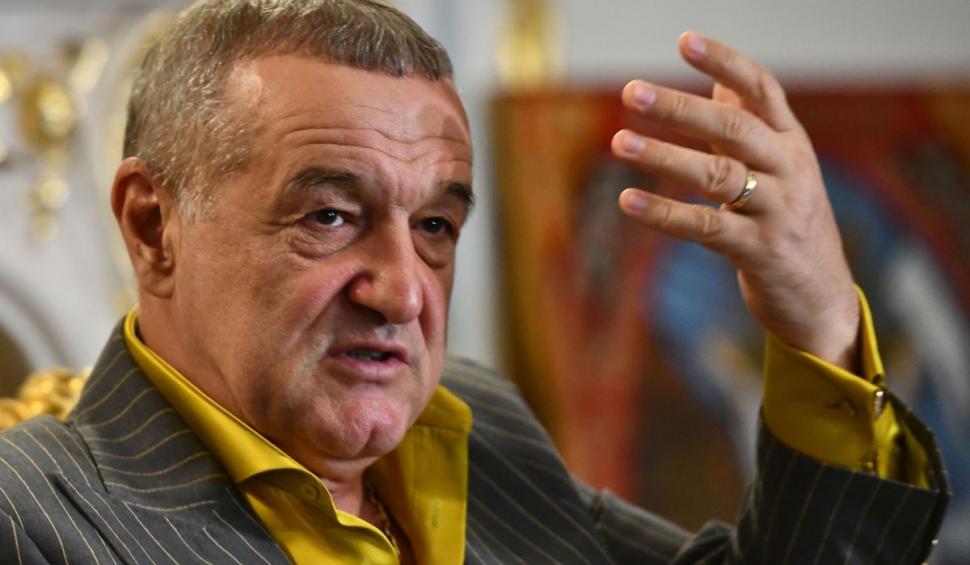 Cât costă treningul personalizat al lui Gigi Becali. Este brodat cu două cruci roşii şi are înscrisul "IC XC NI KA" 835019