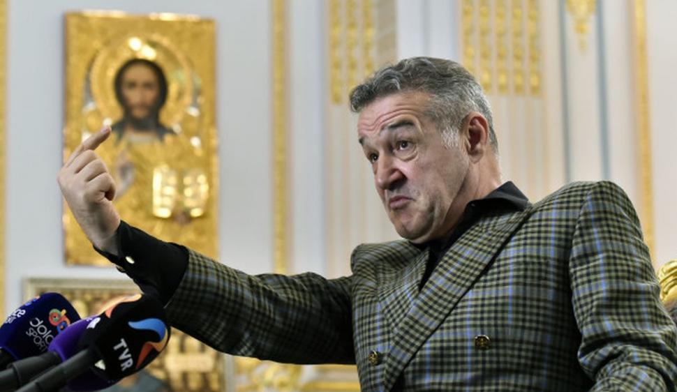 Cât costă treningul personalizat al lui Gigi Becali. Este brodat cu două cruci roşii şi are înscrisul "IC XC NI KA" 835021