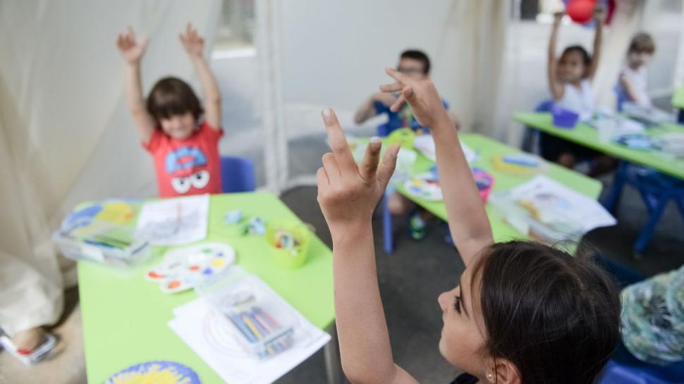 Câţi bani câștigă profesorii români care amenință cu greva generală. Au salariu aproape cât şoferul de la Ministerul Educaţiei 835291