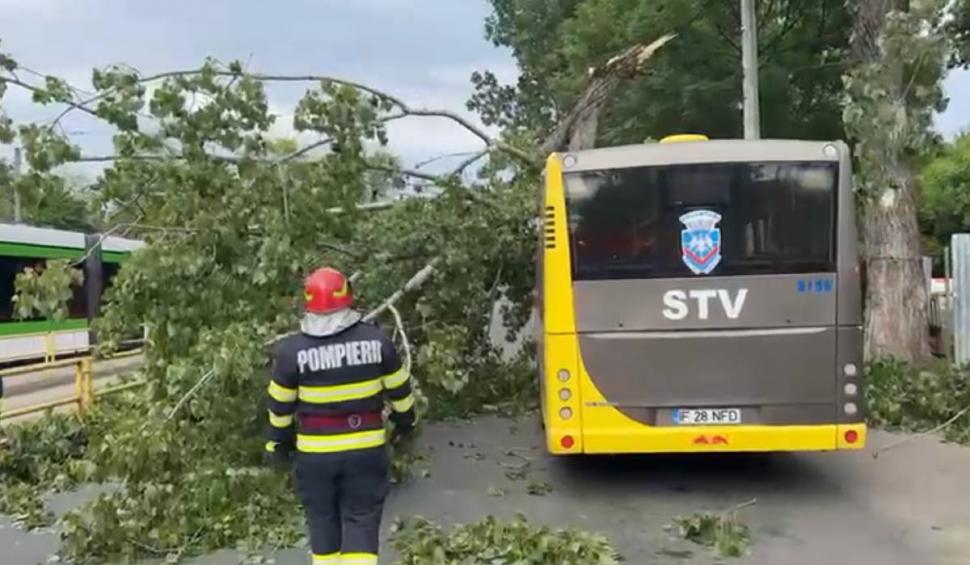 Un copac a căzut peste un autobuz în București. Pompierii intervin la fața locului 835183