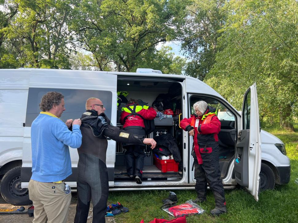 Fetiţa dispărută în râul Mureş, căutată de scafandri şi câini de urmă 835123