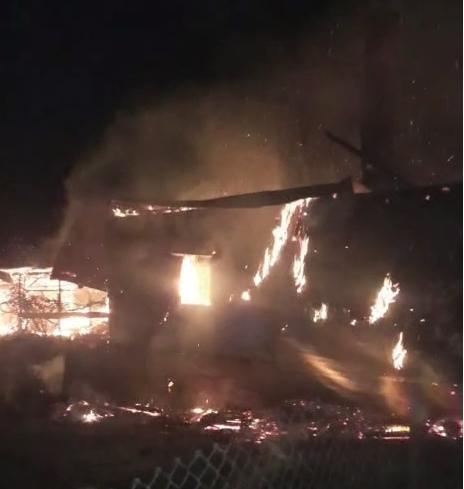 Incendiu devastator în Suceava! O gospodărie a fost mistuită de flăcări din cauza unui cablu defect. Nu a mai rămas nimic din locuinţă 835049