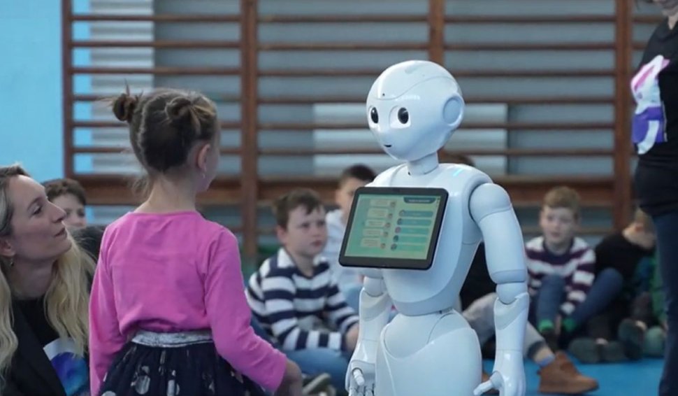 Roboţelul Pepper i-a învăţat pe elevii din Cluj cum să își gestioneze banii, ca să economisească