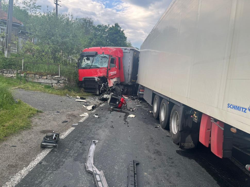 Accident grav pe DN6, după ce două TIR-uri s-au izbit violent, în Plugova! Trafic blocat, o persoană încarcerată 835305