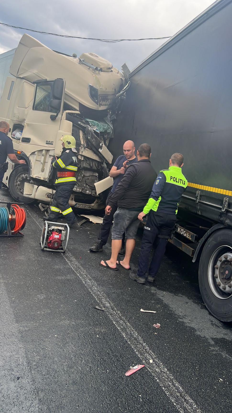 Accident grav pe DN6, după ce două TIR-uri s-au izbit violent, în Plugova! Trafic blocat, o persoană încarcerată 835306