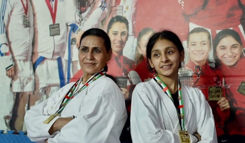 O bunică și nepoata ei au obținut medalii la o competiție internațională de karate din Dubai: "Visul din copilărie mi s-a împlinit"