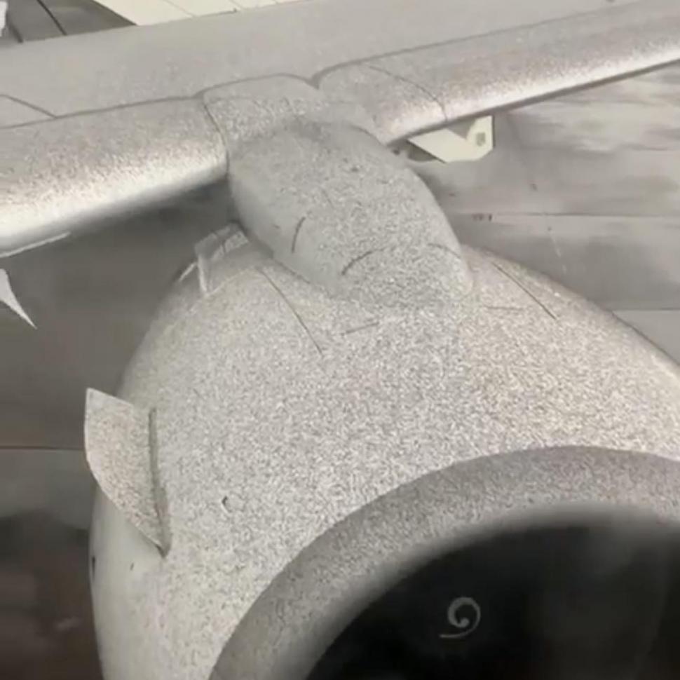 Imagini cu avioanele din Catania acoperite de cenuşă, dupa erupţia vulcanului Etna | Zborurile au fost anulate 835463