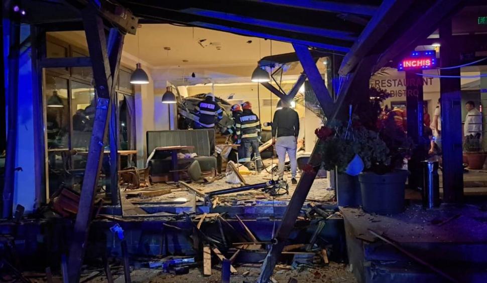 Un șofer de 19 ani a intrat cu mașina într-un restaurant din Cluj. Doi bărbați, duși la spital 835354