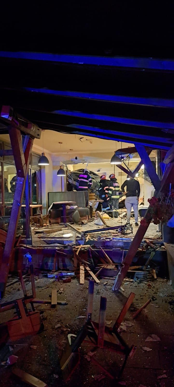 Un șofer de 19 ani a intrat cu mașina într-un restaurant din Cluj. Doi bărbați, duși la spital 835355