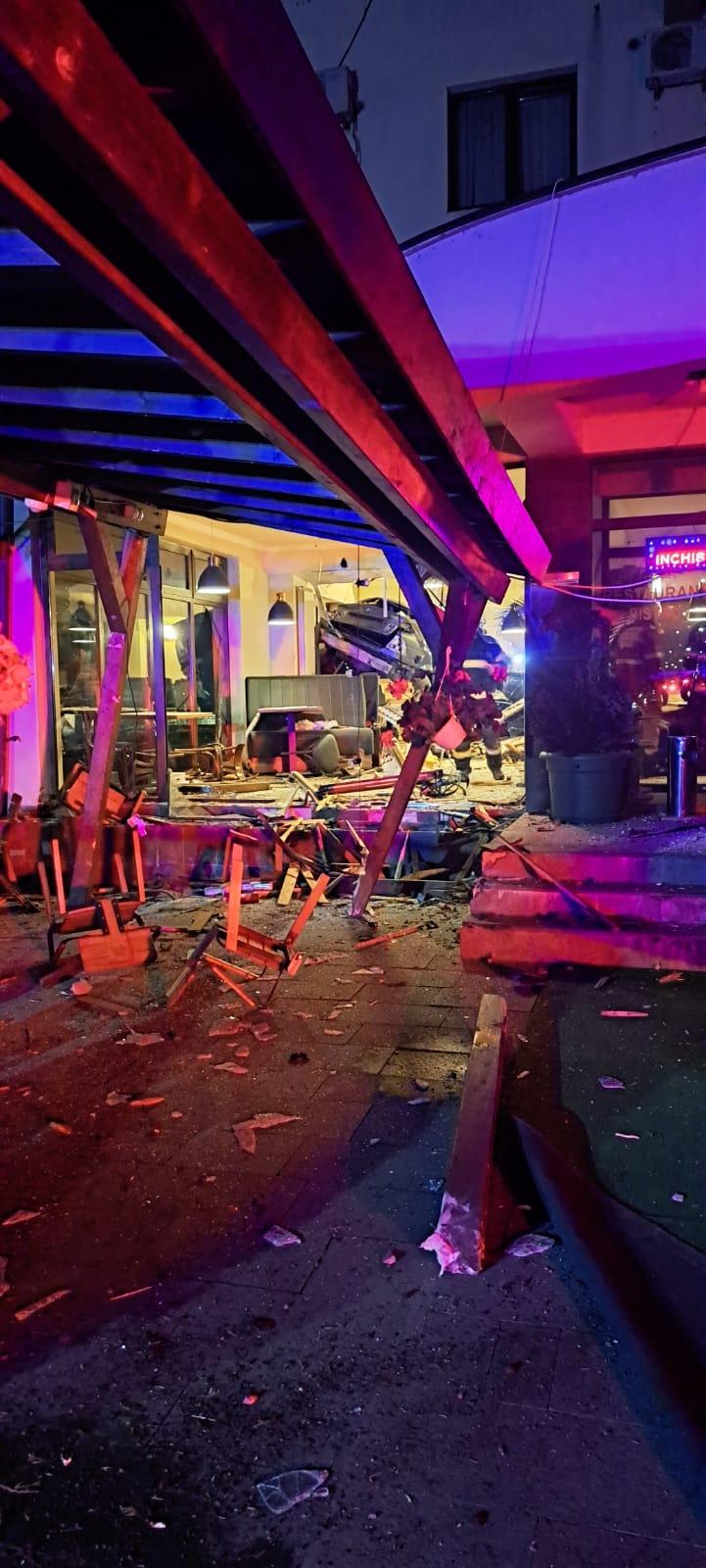 Un șofer de 19 ani a intrat cu mașina într-un restaurant din Cluj. Doi bărbați, duși la spital 835356