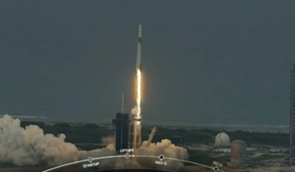 Capsula SpaceX, care a transportat un fost astronaut NASA și trei turiști, a andocat pe Stația Spațială Internațională