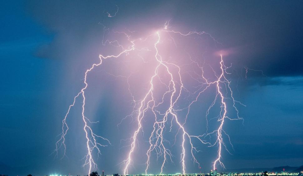 Cod galben de ploi torenţiale, vijelii şi grindină. Zonele vizate de atenţionarea ANM de vreme severă 835575