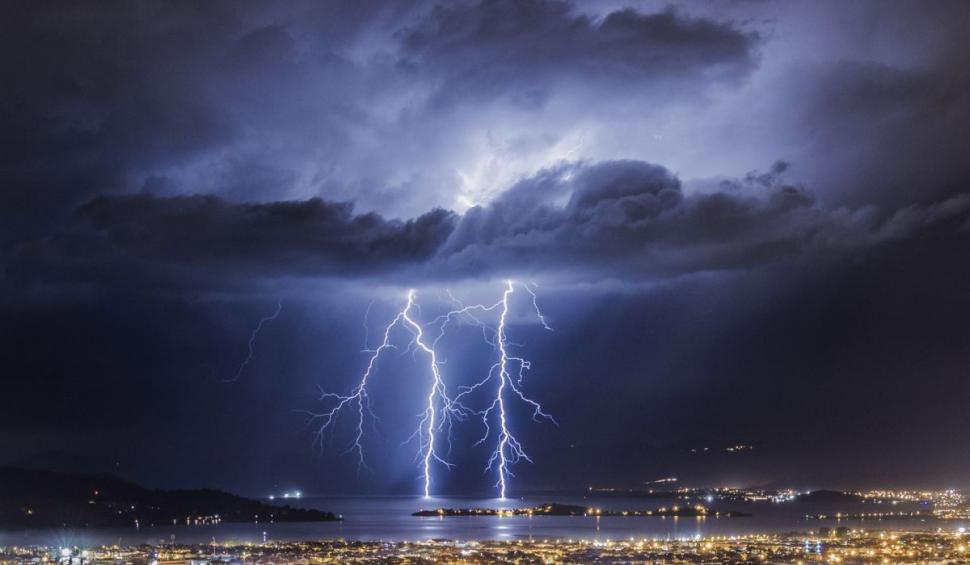 Cod galben de ploi torenţiale, vijelii şi grindină. Zonele vizate de atenţionarea ANM de vreme severă 835576