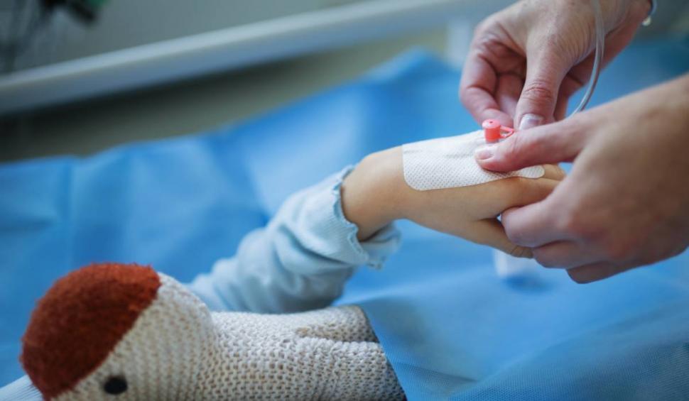 "Mami, mor?". Strigătul disperat al unui băieţel de şase ani, după ce a fost muşcat de cap de câinele familiei şi târât pe scări 835617