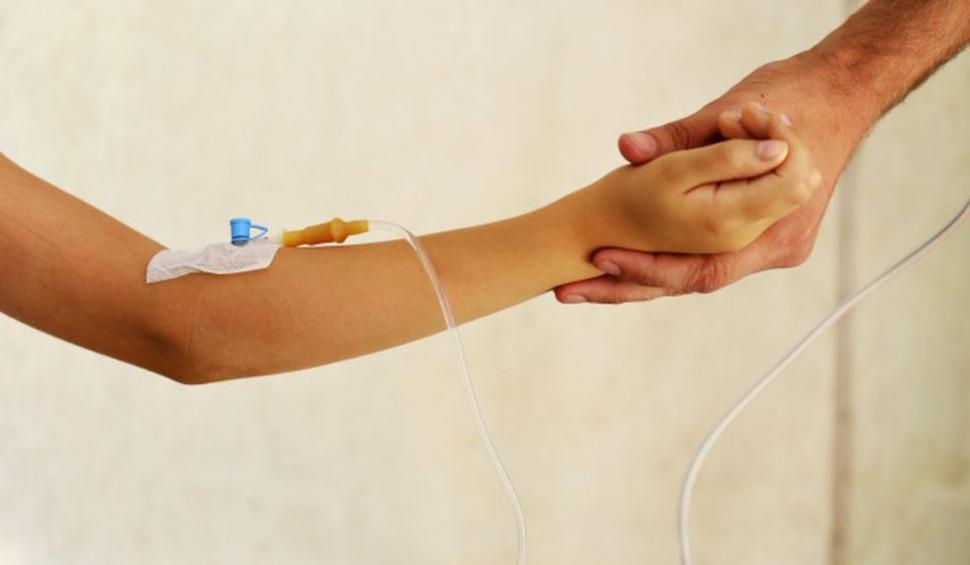 "Mami, mor?". Strigătul disperat al unui băieţel de şase ani, după ce a fost muşcat de cap de câinele familiei şi târât pe scări 835623