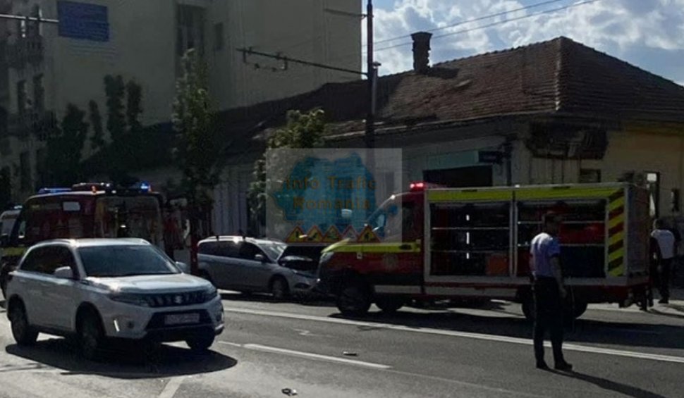 Patru persoane rănite într-un carambol cu cinci mașini în Cluj-Napoca