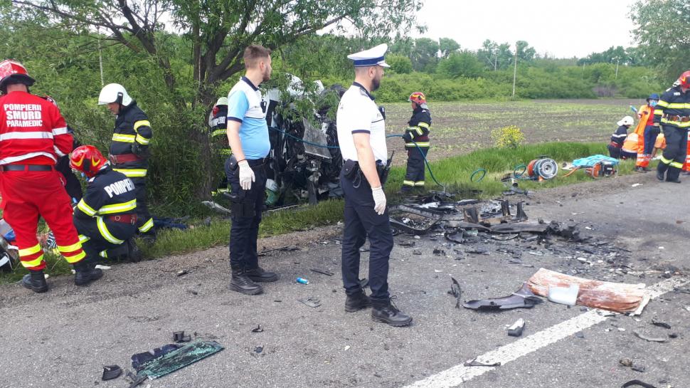 Planul roşu de intervenţie, activat după un accident cumplit în Secuieni, Neamţ. Un bărbat, fiica lui şi nepotul de şase ani au murit pe loc 835611