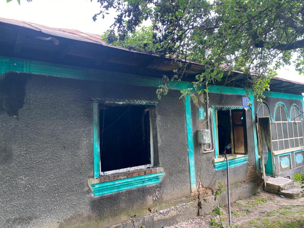 O mamă şi fetiţa ei de trei ani au murit arse de vii, în casă, după un incendiu devastator, în Teleorman 835558