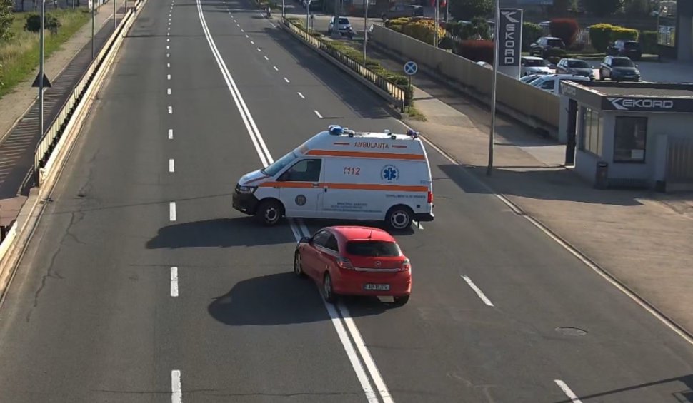 Accident filmat pe o stradă din Alba Iulia. Şoferiţă rănită, după ce a intrat în plin într-o ambulanţă
