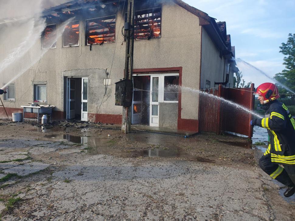 Incendiu într-un salon de evenimente din județul Arad 835882