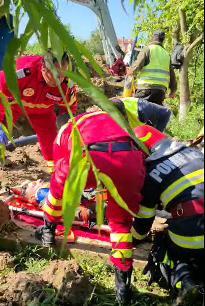 Muncitor de 20 de ani îngropat de viu, după ce un mal de pământ s-a surpat peste el, în comuna Stejari din Gorj 835738