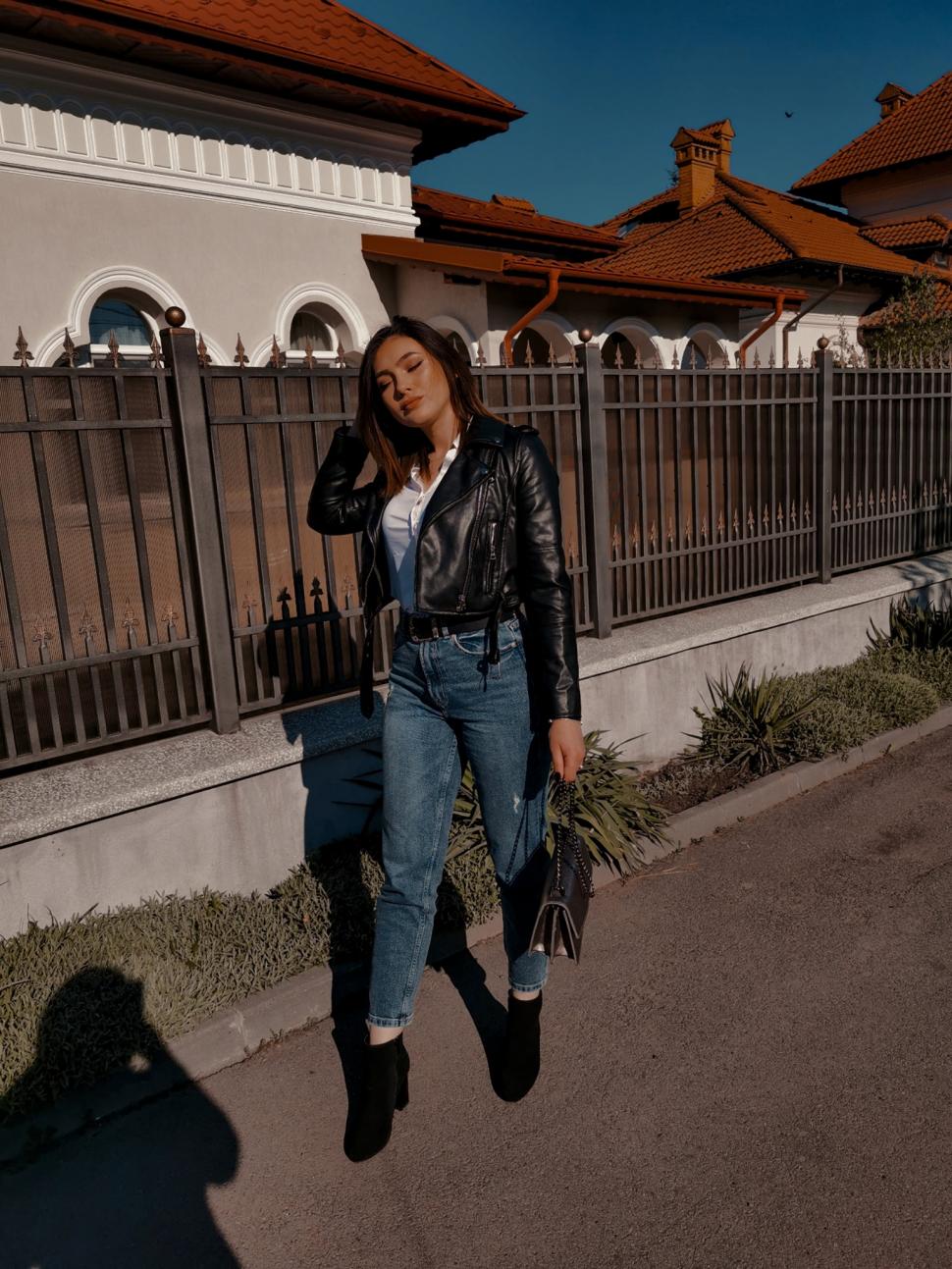 Ea este Andreea, una dintre cele mai frumoase polițiste din Iași, iar zilele trecute a alergat după un șofer și a tras două focuri de armă ca să-l oprească 836131