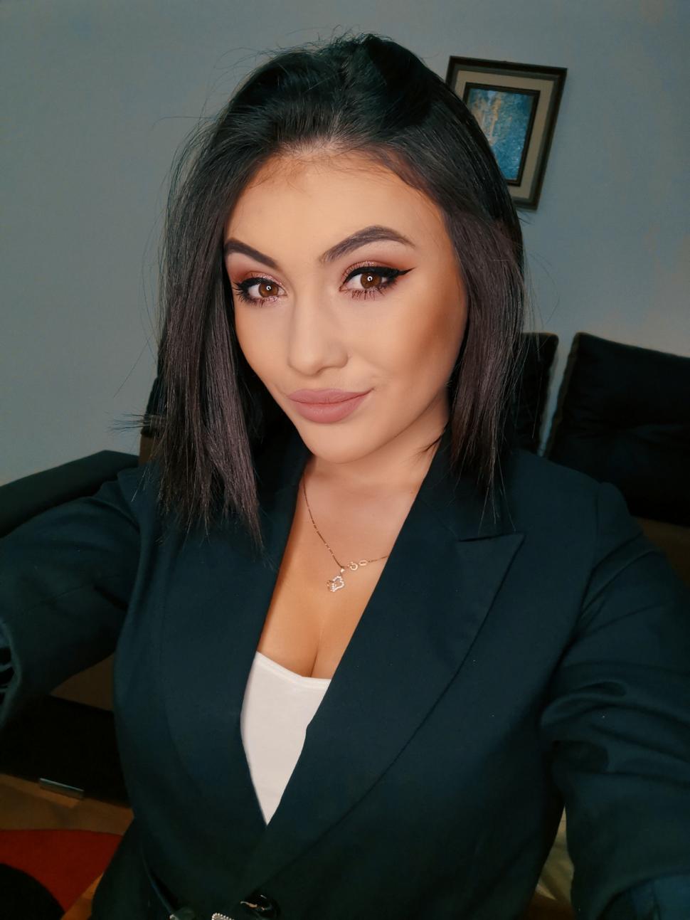 Ea este Andreea, una dintre cele mai frumoase polițiste din Iași, iar zilele trecute a alergat după un șofer și a tras două focuri de armă ca să-l oprească 836132