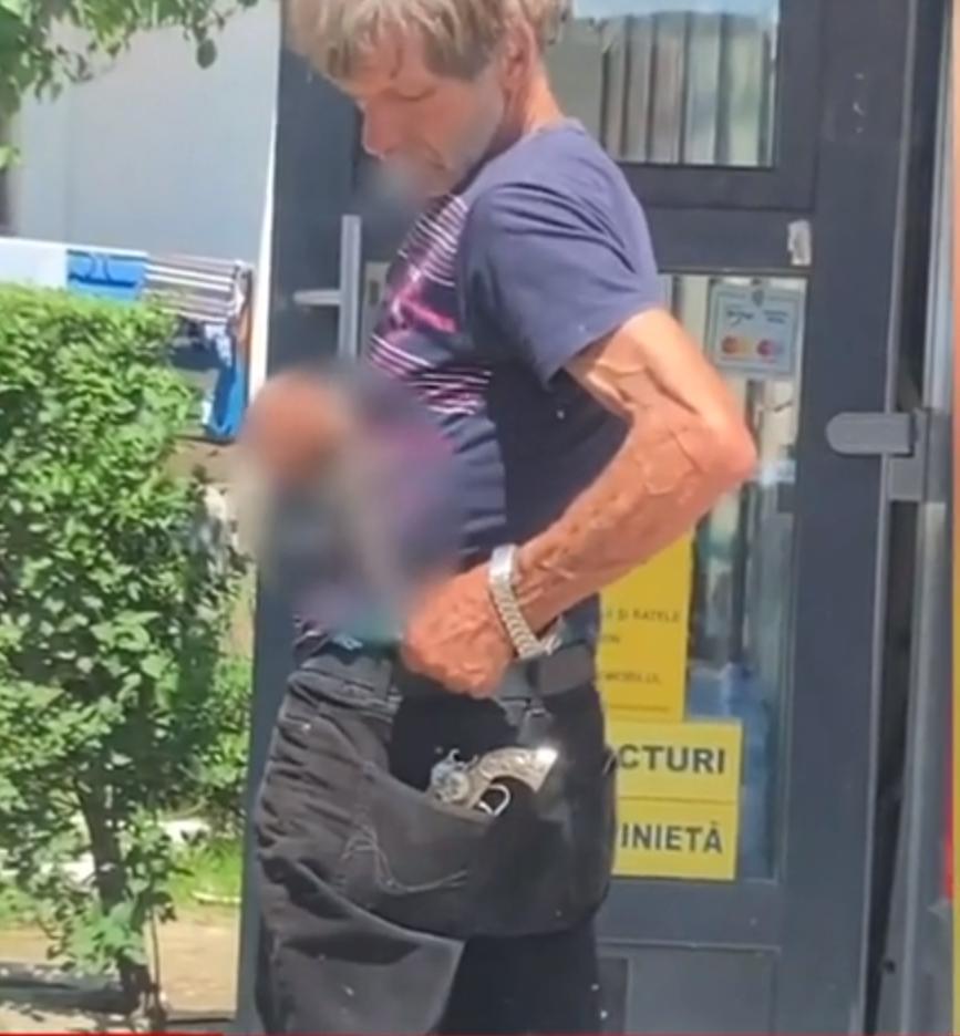 Panică în benzinărie! Imagini surprinse cu "Chuck Norris" înarmat cu un cuţit şi un pistol, în Sighetu Marmaţiei | Ce amendă a primit 835975