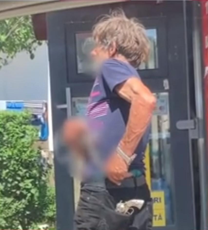 Panică în benzinărie! Imagini surprinse cu "Chuck Norris" înarmat cu un cuţit şi un pistol, în Sighetu Marmaţiei | Ce amendă a primit 835976