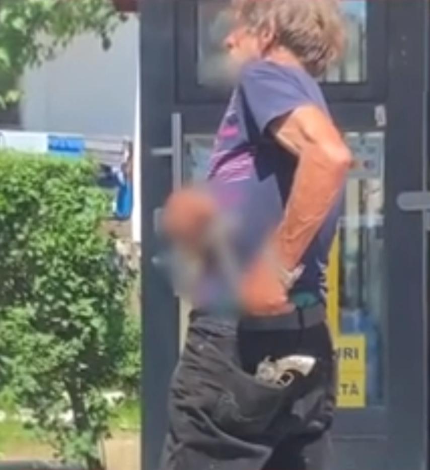 Panică în benzinărie! Imagini surprinse cu "Chuck Norris" înarmat cu un cuţit şi un pistol, în Sighetu Marmaţiei | Ce amendă a primit 835977