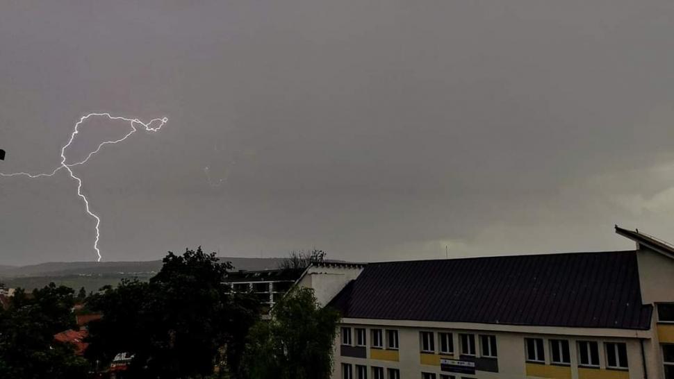 Ploaie torenţială în Cluj. Un mall a fost inundat 836036