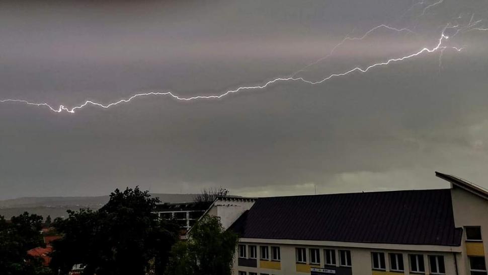 Ploaie torenţială în Cluj. Un mall a fost inundat 836037