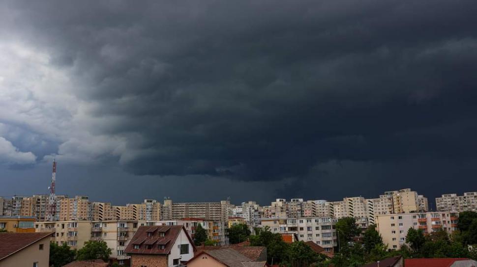 Ploaie torenţială în Cluj. Un mall a fost inundat 836038