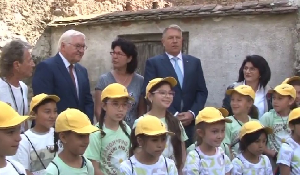Un cor de copii i-a cântat "O lume minunată" lui Iohannis în a patra zi de grevă generală a profesorilor | Președintele, întâmpinat în Sibiu ca-n "Epoca de Aur"