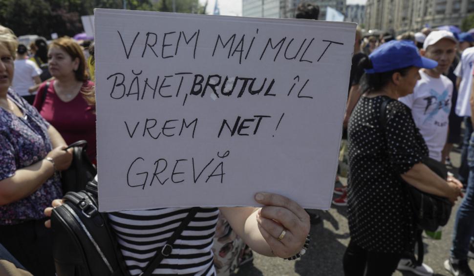 Mii de profesori protestează în fața Guvernului. Dan Cărbunaru: ”Urmează să fie acordate prime” 836218