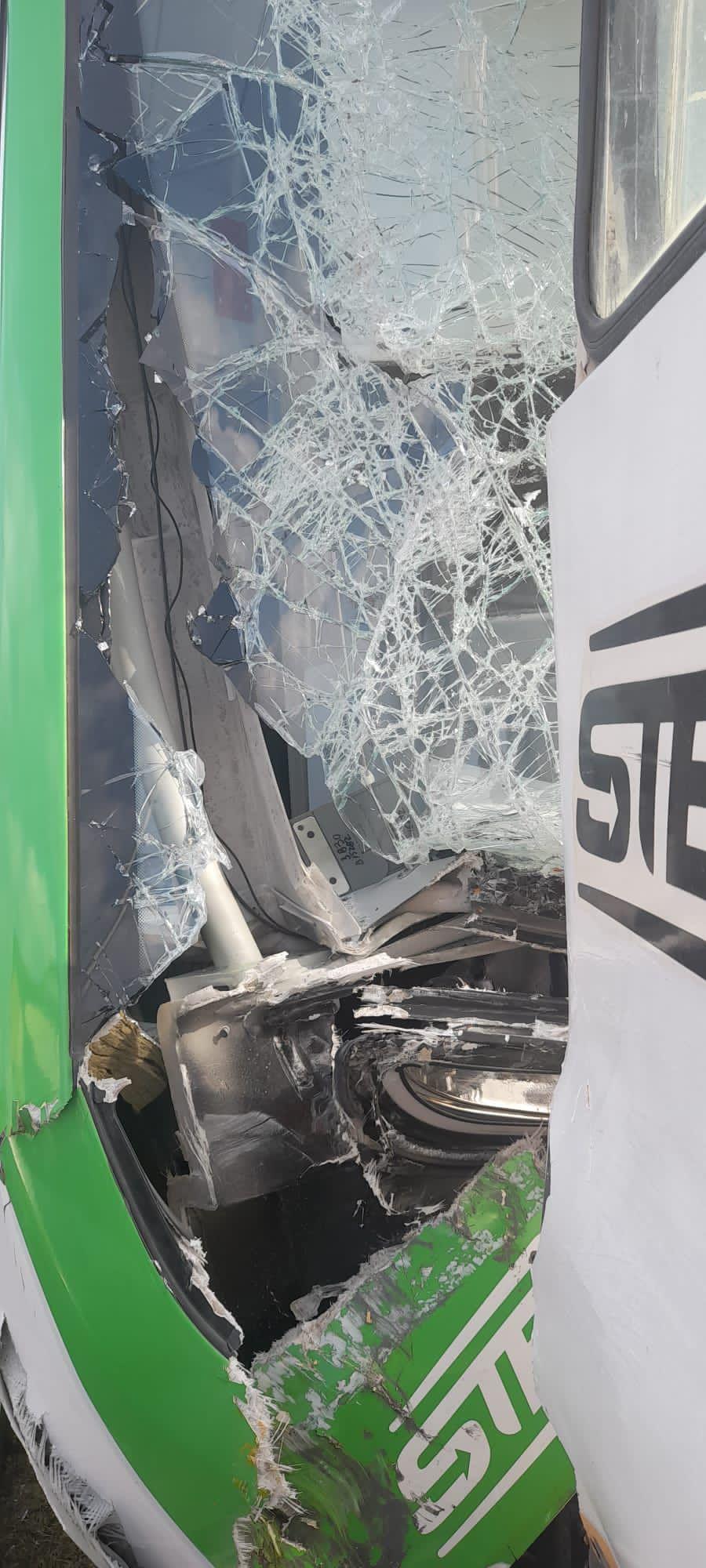 Accident între două tramvaie pe Șoseaua Giurgiului. Unul dintre ele a deraiat. Circulaţia a fost blocată temporar  836462