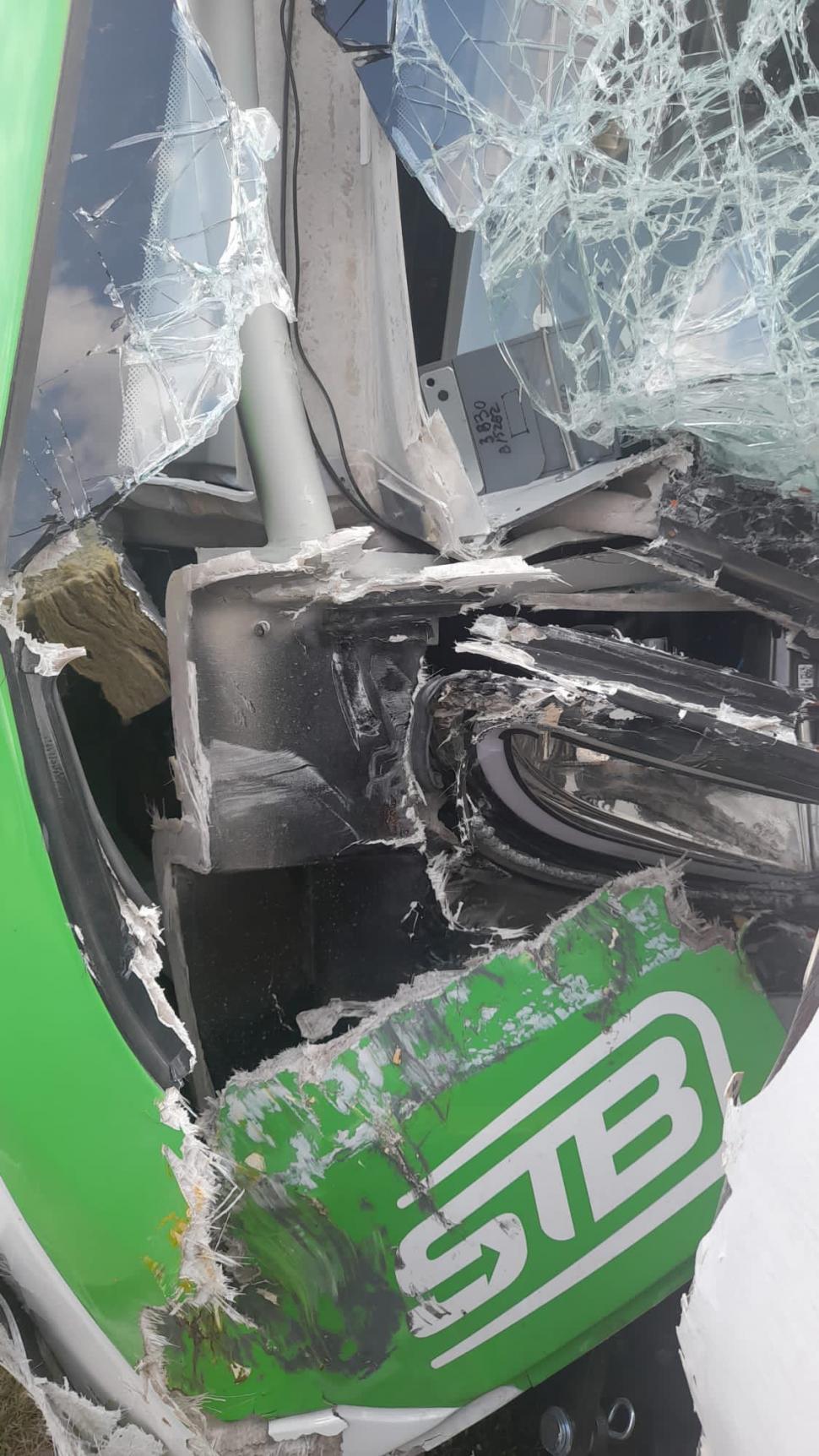 Accident între două tramvaie pe Șoseaua Giurgiului. Unul dintre ele a deraiat. Circulaţia a fost blocată temporar  836463